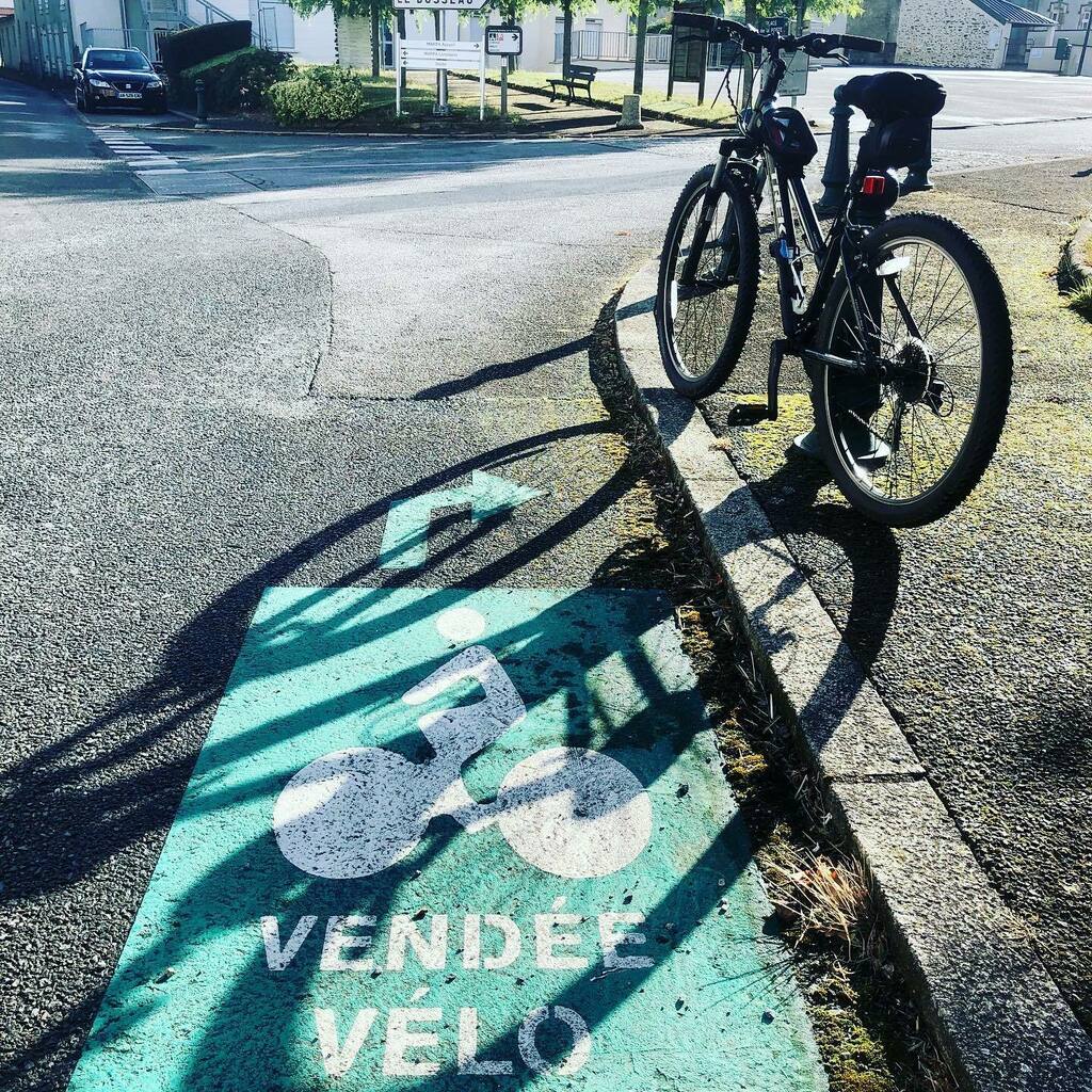 ChateauLeRetail's tweet photo. Vendée has a dedicated 1034km of cycle tracks... #vendeevelo #sudvendee #gites https://t.co/b8ni8S2rhi https://t.co/EkRZ1HBlTT