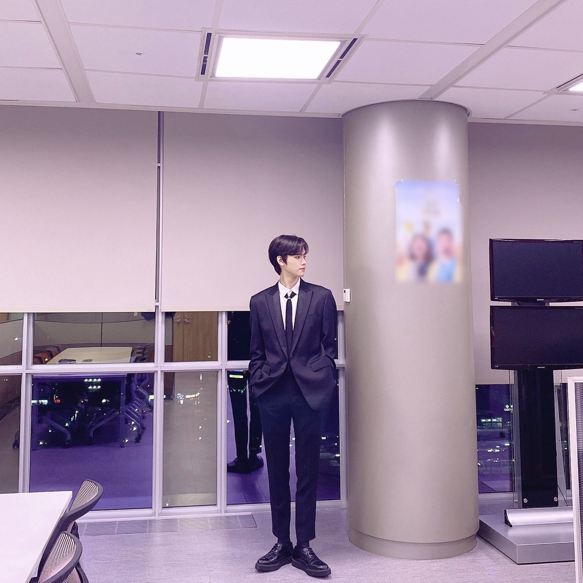 CRAVITY_twt's tweet photo. 혹시 드림콘서트 보셨나요?!
처음으로 검은 슈트 입어봤어요!! 괜찮았나요..ㅎㅎ 오늘은 크래비티가 여러분을 위해 준비한 스페셜 무대도 있으니까 본방사수!!
#슈트민희 #미니꾸안꾸 #드림콘서트 https://t.co/syNgBYP1jc