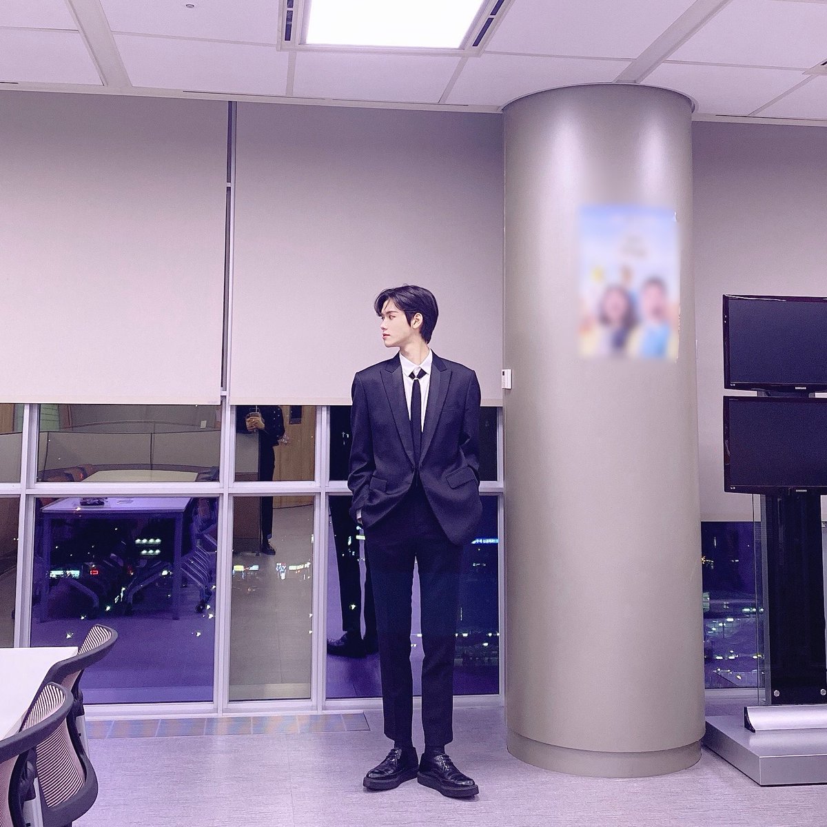 CRAVITY_twt's tweet photo. 혹시 드림콘서트 보셨나요?!
처음으로 검은 슈트 입어봤어요!! 괜찮았나요..ㅎㅎ 오늘은 크래비티가 여러분을 위해 준비한 스페셜 무대도 있으니까 본방사수!!
#슈트민희 #미니꾸안꾸 #드림콘서트 https://t.co/syNgBYP1jc