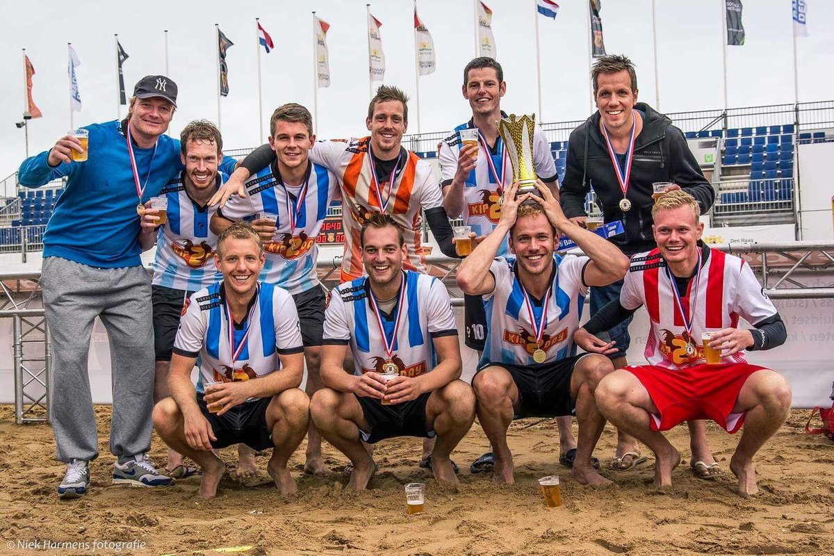 HTCBeachsoccer's tweet photo. #OnThisDay | 5 jaar geleden werden wij in Scheveningen landskampioen met Pelikaan Beachsoccer Zwolle! Na een zinderende finale werd BSU Amsterdam verslagen via strafschoppen! Wat een dag! #shinenmetdevoetjesinhetzand https://t.co/2tfzFUbjjQ