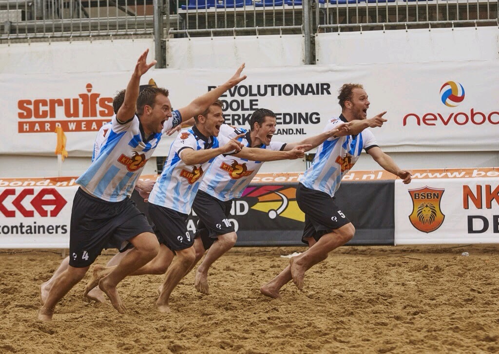 HTCBeachsoccer's tweet photo. #OnThisDay | 5 jaar geleden werden wij in Scheveningen landskampioen met Pelikaan Beachsoccer Zwolle! Na een zinderende finale werd BSU Amsterdam verslagen via strafschoppen! Wat een dag! #shinenmetdevoetjesinhetzand https://t.co/2tfzFUbjjQ