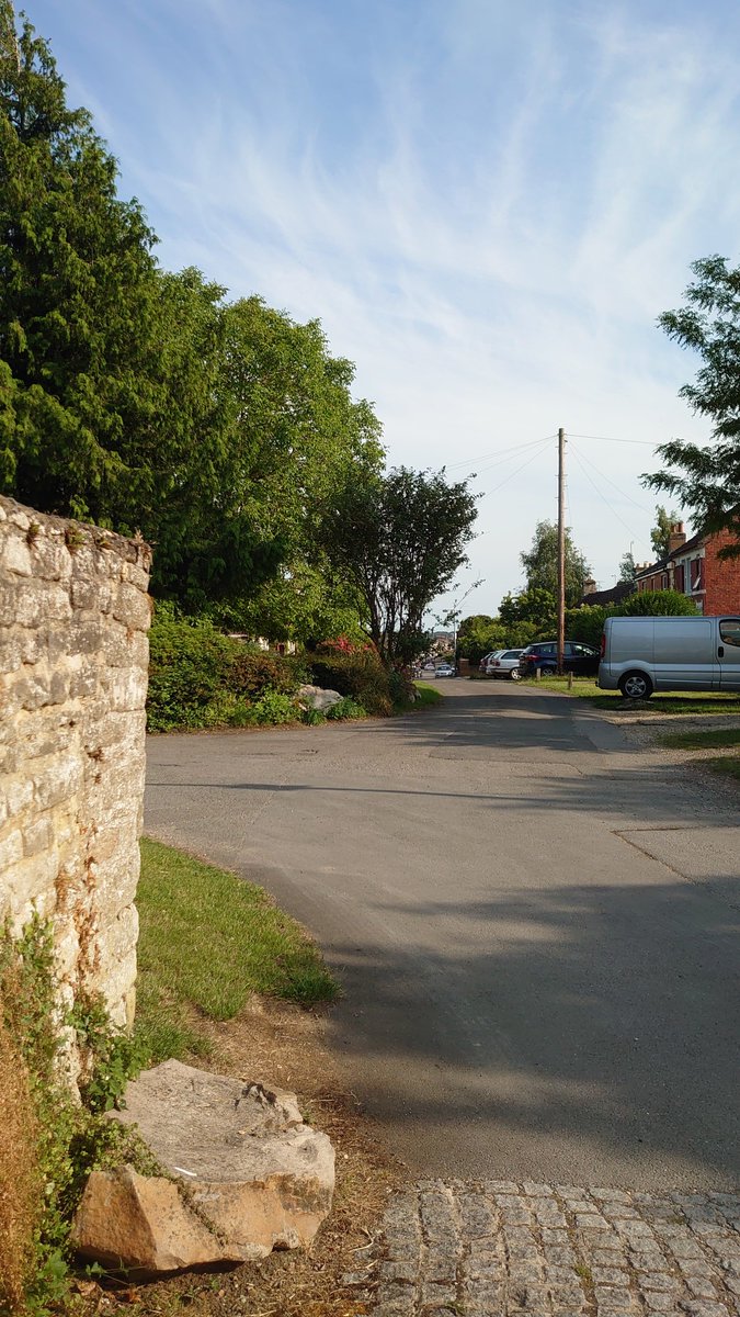 to the south. The Manor, farm etc were by-passed by the creation of Vicarage Rd, meaning that as well as being relatively peaceful, it still possesses things like its (triangular) green, edged with sarsens. Here I must acknowledge  @artefactual_KW for the term (7/24)