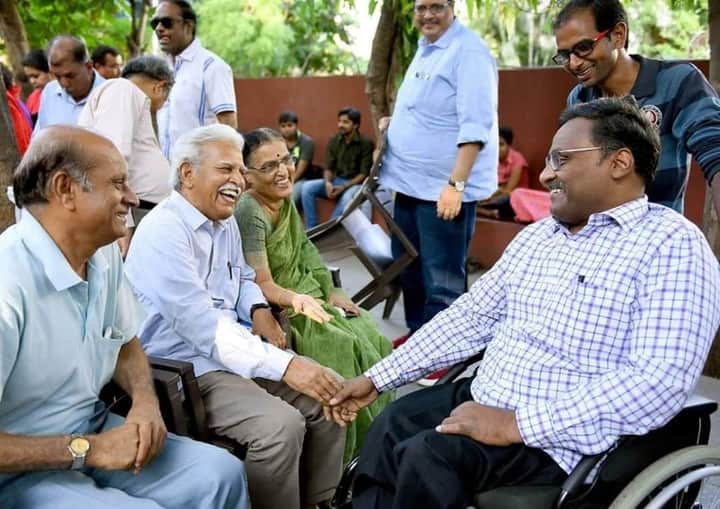 zainabsiddqui's tweet photo. लोग आलोचना करेंगे , क्योंकि लोगो का तो काम है कहना ?????

बस आपका निश्चय दृढ़ और मजबूत हो ।।।
#freeallpoliticalprisoners 
#freedevangna 
#freenatasha
#freetanmaykalyani https://t.co/KkN2IqCfGb