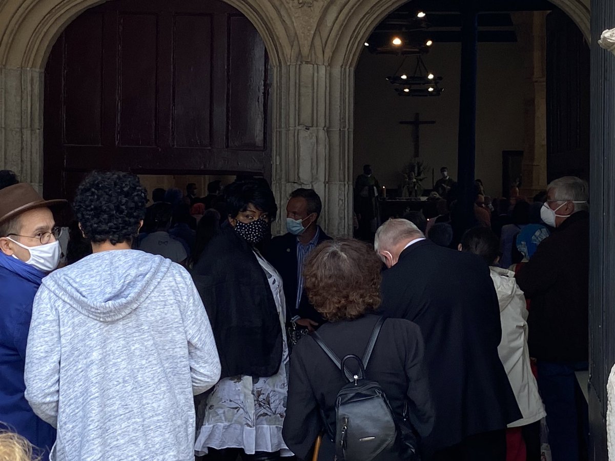 L’église est remplie. D’aucuns écoutent la messe depuis l’extérieur. @NicolasMayerNMR est arrivé, il sera présent pour l’hommage républicain qui suivra.