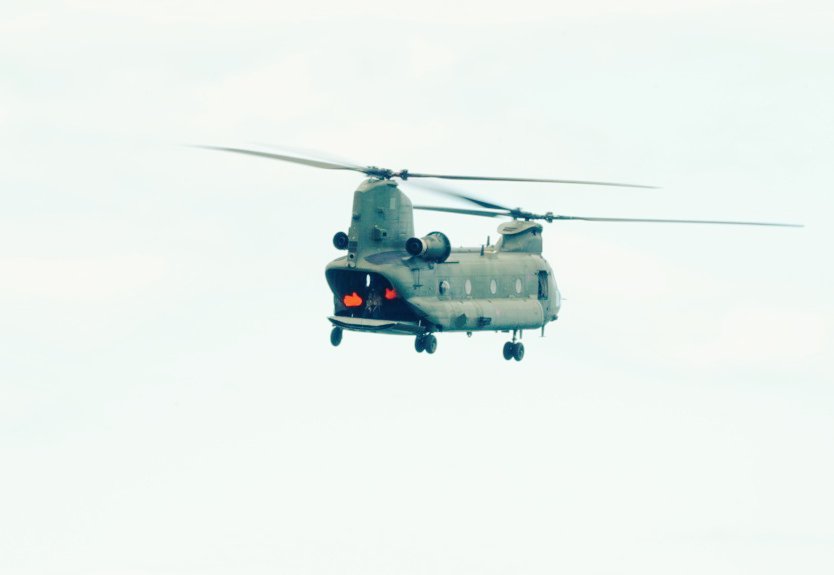 cumbrianbluess's tweet photo. @SunAirshow The Chinook display team, complete with jazz hands #airshowrevisited https://t.co/DhzulBH9bB
