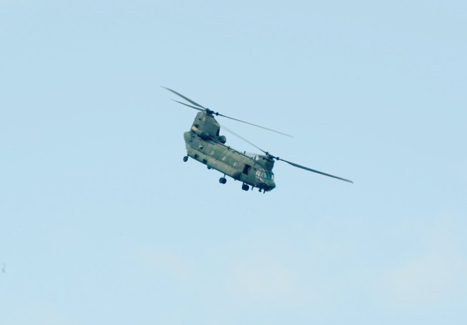 cumbrianbluess's tweet photo. @SunAirshow The Chinook display team, complete with jazz hands #airshowrevisited https://t.co/DhzulBH9bB