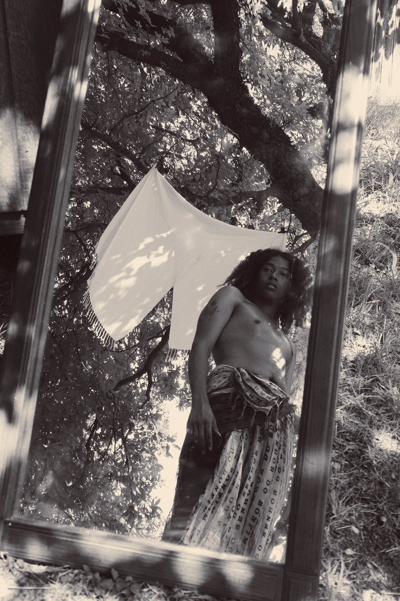 mmmkhi's tweet photo. ✨💚
“just so you know though, you the only thing i ever wanted. you are my dream.. 

the photoshoots, the magazine covers, the famous people, but angel i am a prize too.”-@angelbcuriel, lil papi, pose.

helen of troy, butmakeit #BlackBeauJoy pt.i, @mmmkhi 
📷:me🤠 https://t.co/EfuDqQjoFt