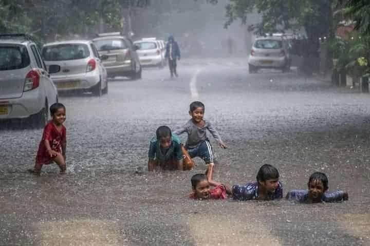 Saone061's tweet photo. ટીપે ટીપે સઘળું તન સળગે છે
વાદળોને જોઈ મન સળગે છે.

સ્પંદનો રોમ રોમમાં વસતા જાય
અને વરસાદ પળે પળ વળગે છે.

આકાશ પણ ઉમંગ ચડ્યું છે
હવામાં ક્યાંક વીજળી રણકે છે.

બહાર બની ખીલી ઊઠે જિંદગી
નિસ્બતમાં અંગ અંગ ધડકે છે.

'સાવન' આવે તો ભીંજાઈ જવું છે
તારી આંખોમાં કેમ કાલ ખખડે છે.

~સાવન https://t.co/YkLLsgCRCC
