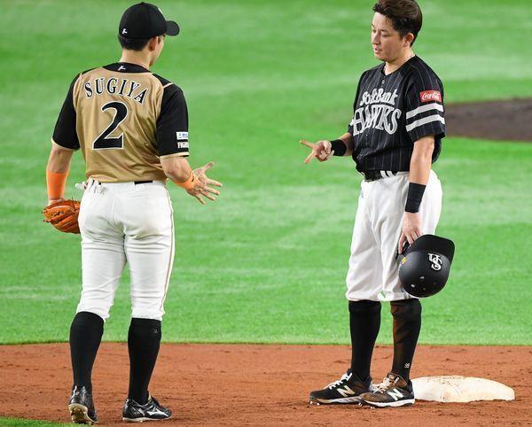 livedoornews's tweet photo. 【実況も吹き出す】ソフトバンク川島と日本ハム杉谷が試合中にじゃんけん
https://t.co/3eCgu94F3g

川島の盗塁がアウト判定となり、リプレイ検証中に突然始まった一幕。じゃんけんは川島の勝ちとなったが、判定は覆らず川島は苦笑いでベンチへ戻った。 https://t.co/wX3BOCbBuS