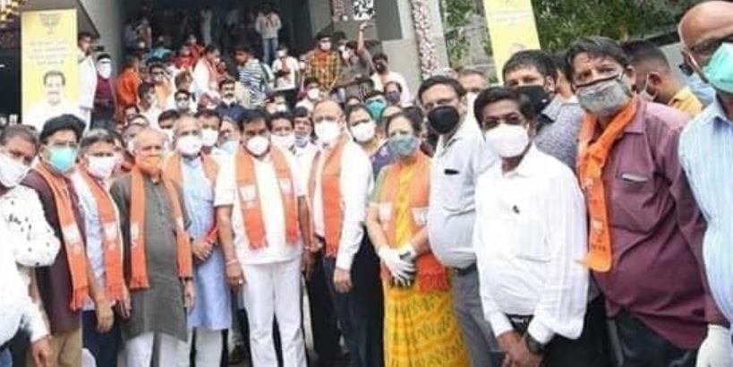 vatsalxd's tweet photo. Just a bunch of fools looking at only person upon whom law implies. https://t.co/JHr3bQGssR