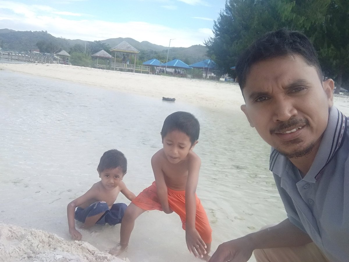 malikraudhi's tweet photo. Waktu libur bersama anak anak ke Pantai. 

#PantaiJikuMerasa
#PulauBuru
#Maluku https://t.co/a2LjlDvpZm