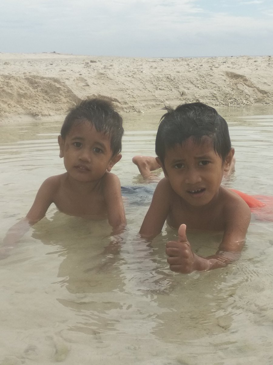 malikraudhi's tweet photo. Waktu libur bersama anak anak ke Pantai. 

#PantaiJikuMerasa
#PulauBuru
#Maluku https://t.co/a2LjlDvpZm