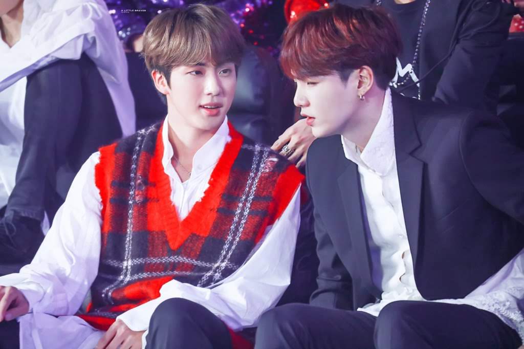 You know, for all the longing stares we got on tape, we never really see them make much eye contact. #MTVHottest BTS  @BTS_twt
