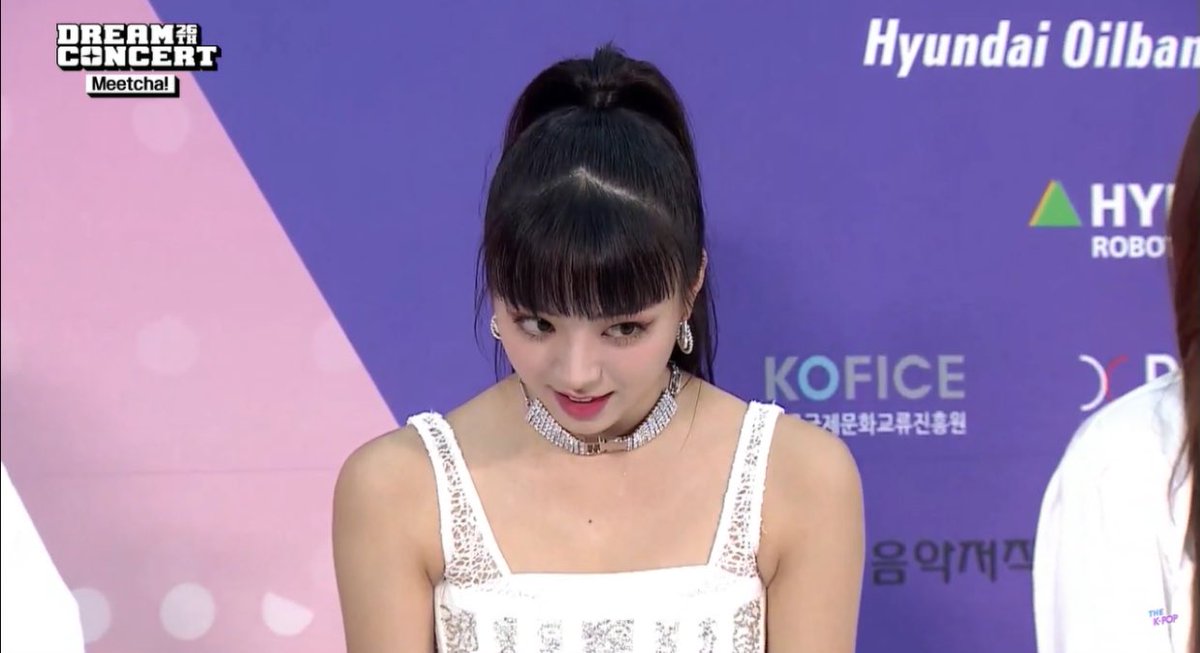 yejissu's tweet photo. a fan commented that they really like yuna’s bangs and she asked if it’s real and then tried to show her bangs by bowing https://t.co/Te66WodJEm