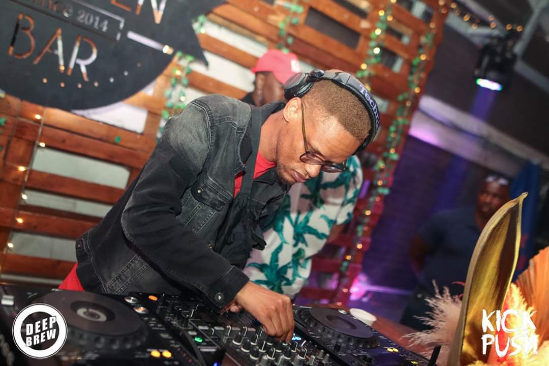 ZAZ_theDJ's tweet photo. Hi bhuti @iam_ph siyi PE sicela u @Mleistar_ at Lockdown Houseparty. He made on of the biggest songs in SA uSBWL in 2019. Please please siyacela💃🏽💃🏽💃🏽💃🏽💃🏽🔥🔥🔥🔥🔥.. I'm sure sekhe wamva at Chillaz On Chapel/Produce.. 

#SBWL https://t.co/FfWCmYd31l