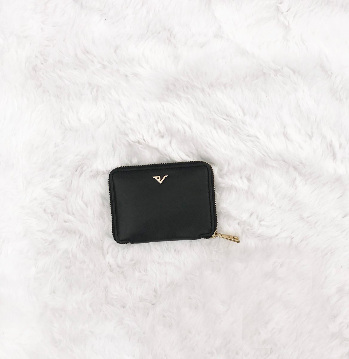 parsaandco's tweet photo. Premium Mini wallet that can be used to carry everyday things like CARDS, MONEY, COINS, KEYS, LIPSTICKS.⁠
#priyankavachhani #wallet #womenwallet #shopgift #giftideas #giftforher #rakshabandhan #leatherwallet #blackwallet #leathergoods #label #designer #indiandesigner #baglabel https://t.co/NLYOovRz4b
