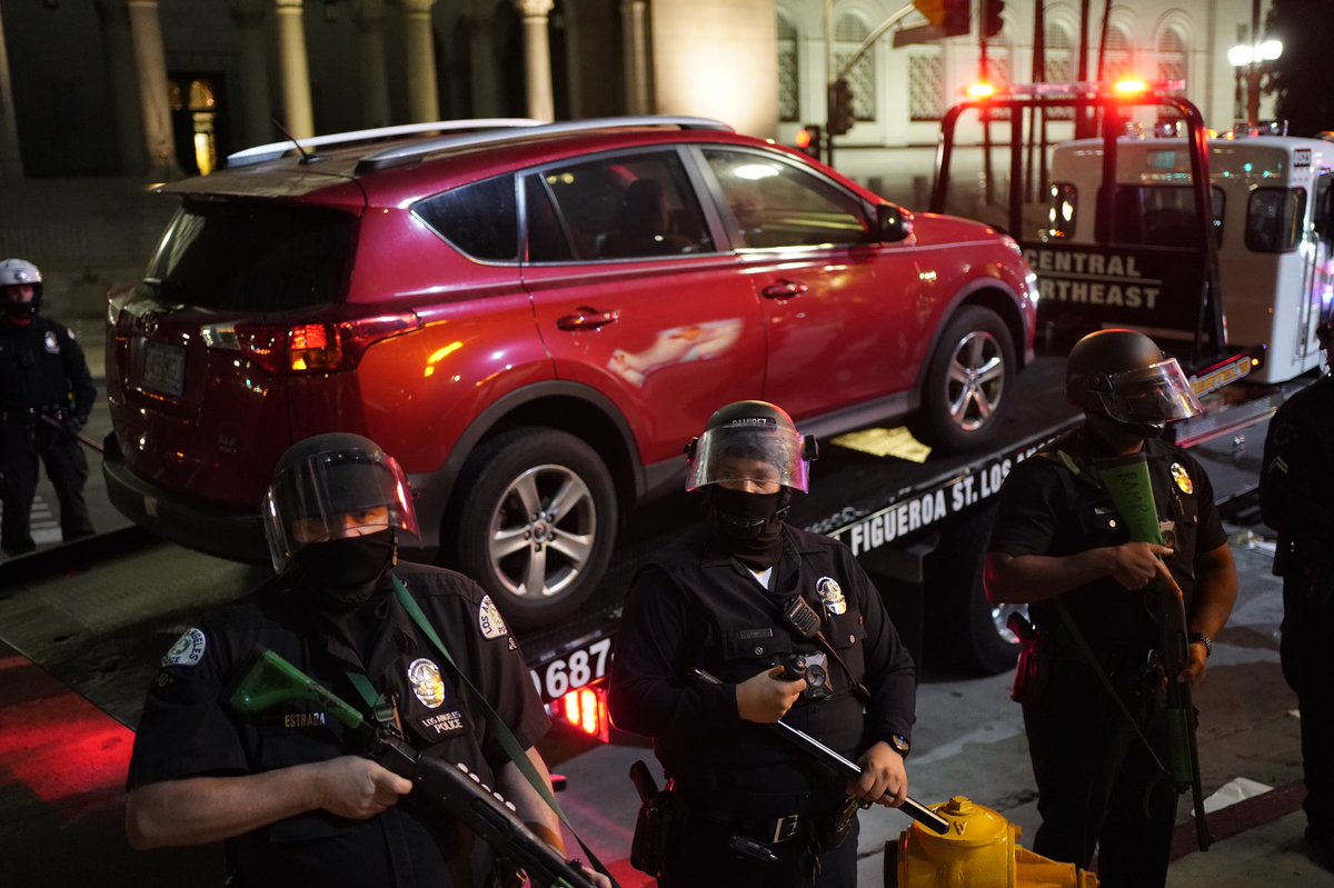 kentnish's tweet photo. #LAPD is towing protester’s cars that are parked along Spring; between Grand Park and City Hall. #DTLAProtest https://t.co/8IbQ2zPDEQ