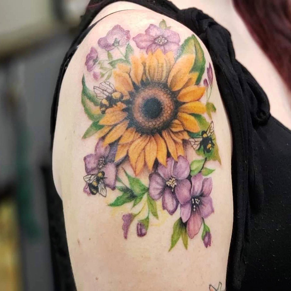 drawn2themoon's tweet photo. New #ink ! I’m absolutely in love with it! I love bees!!! 🌻🐝💕 
Check out my insta for more details! #tattoo #sunflowertattoo #beetattoos #bees https://t.co/5pqR4pBvy1