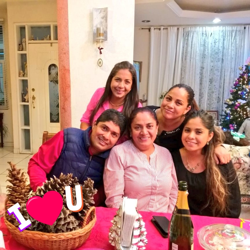 Liz17AAA's tweet photo. Con mi mamá Y hermanos!!! La amooo https://t.co/zDnW9KmMo8