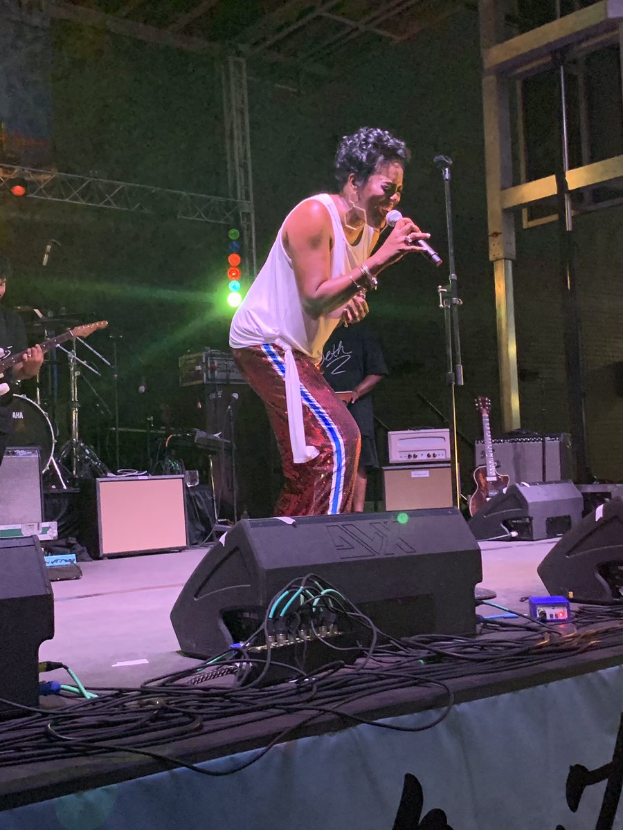 bethalwayssings's tweet photo. Did you catch me tonight at #DetroitMusicWeekend !
It felt so good to be on stage again and to perform with my band of brothers #AndreBell, #TwonGreen, #GarrettJones & #MarcusDevine !
Thank you to all that came out tonight ! #Beth #bethalwayssings #daughterofaFunkBrother https://t.co/41G1yV8wM4
