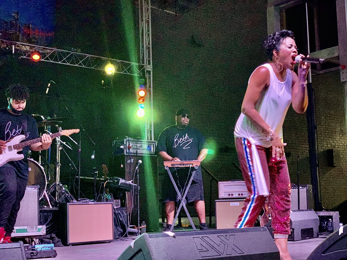 bethalwayssings's tweet photo. Did you catch me tonight at #DetroitMusicWeekend !
It felt so good to be on stage again and to perform with my band of brothers #AndreBell, #TwonGreen, #GarrettJones & #MarcusDevine !
Thank you to all that came out tonight ! #Beth #bethalwayssings #daughterofaFunkBrother https://t.co/41G1yV8wM4