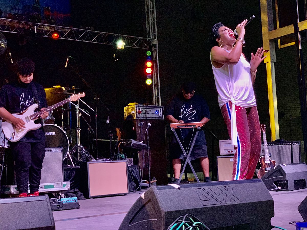bethalwayssings's tweet photo. Did you catch me tonight at #DetroitMusicWeekend !
It felt so good to be on stage again and to perform with my band of brothers #AndreBell, #TwonGreen, #GarrettJones & #MarcusDevine !
Thank you to all that came out tonight ! #Beth #bethalwayssings #daughterofaFunkBrother https://t.co/41G1yV8wM4
