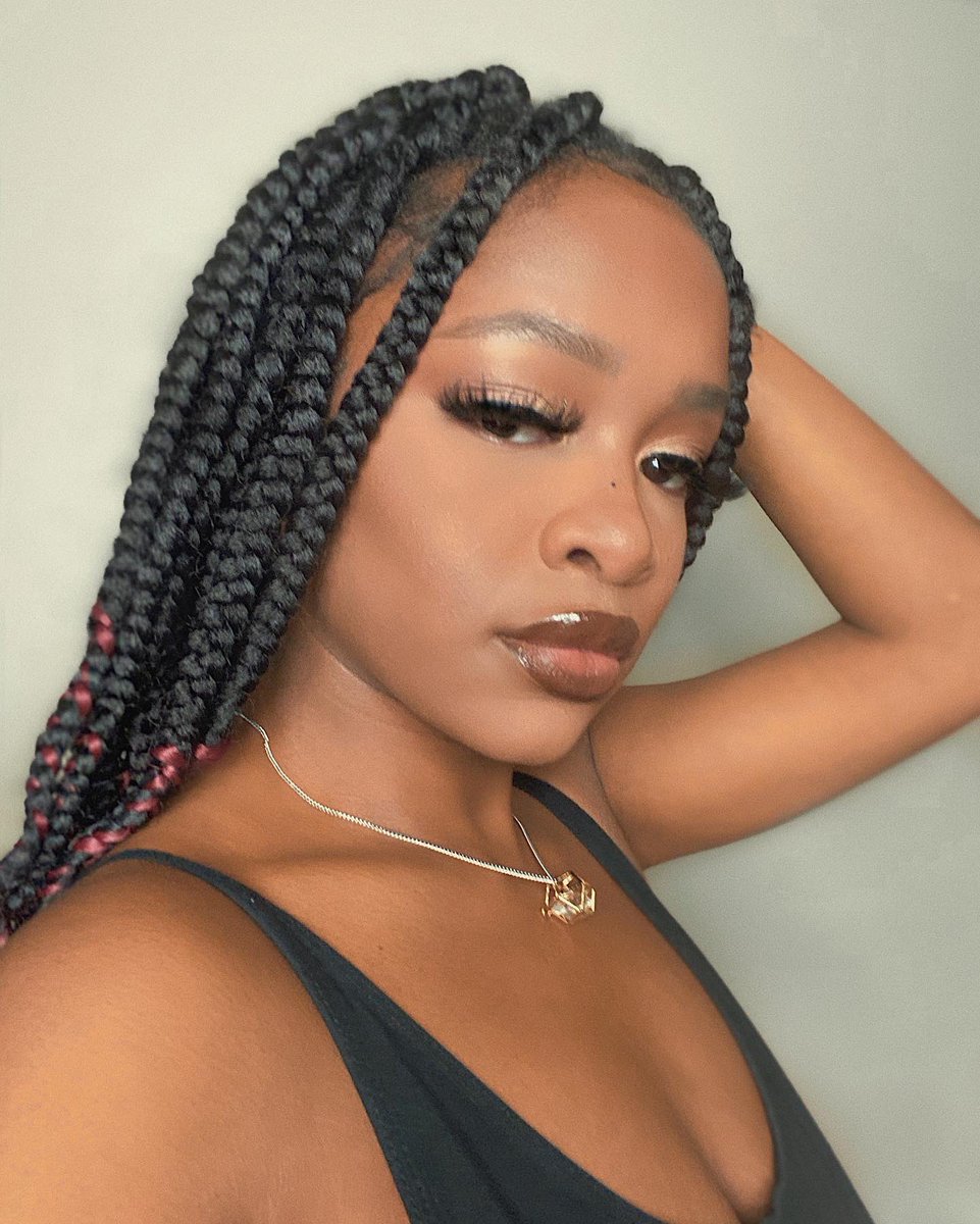 MsChrissyDaily's tweet photo. Lashes: @Pastel_Lashes “MATERIALISTIC”
.
.
.
.
.
#MakeupforWOC #MakeupForBlackWomen #BlackWomenWinning #BlackBeauty #ContentCreator #MakeupTutorial  #ContourAndHighlight #BlackModel #blackblogger #AspiringModel #melaninMakeup #buttlengthbraids #boxbraids #browngloss #simplemakeup https://t.co/TRlzvF6OOC