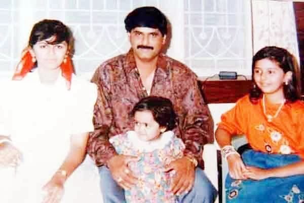 Pankajamunde's tweet photo. बाबांसोबत चा एक वाढदिवस !!! https://t.co/PcaZisABfA