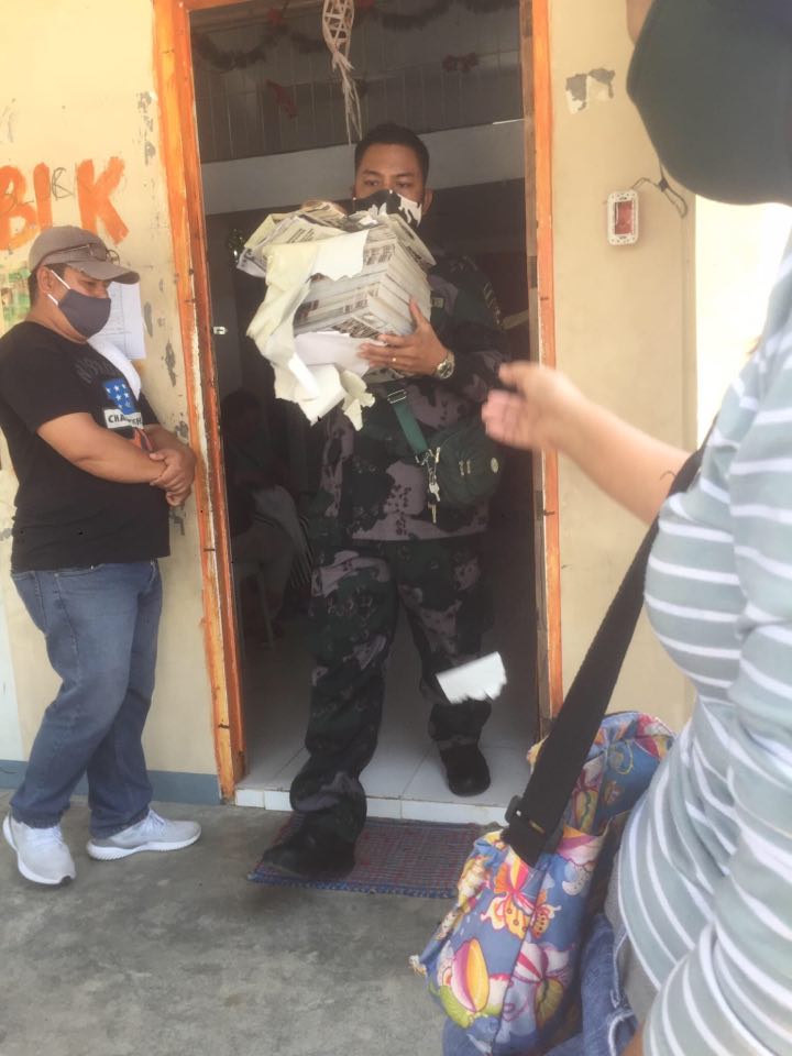 rapplerdotcom's tweet photo. BREAKING: PNP begins seizing newspapers a week after Anti-Terror Law takes effect. Photos from Pinoy Weekly | via @ramboreports https://t.co/hfgDfPHSc9