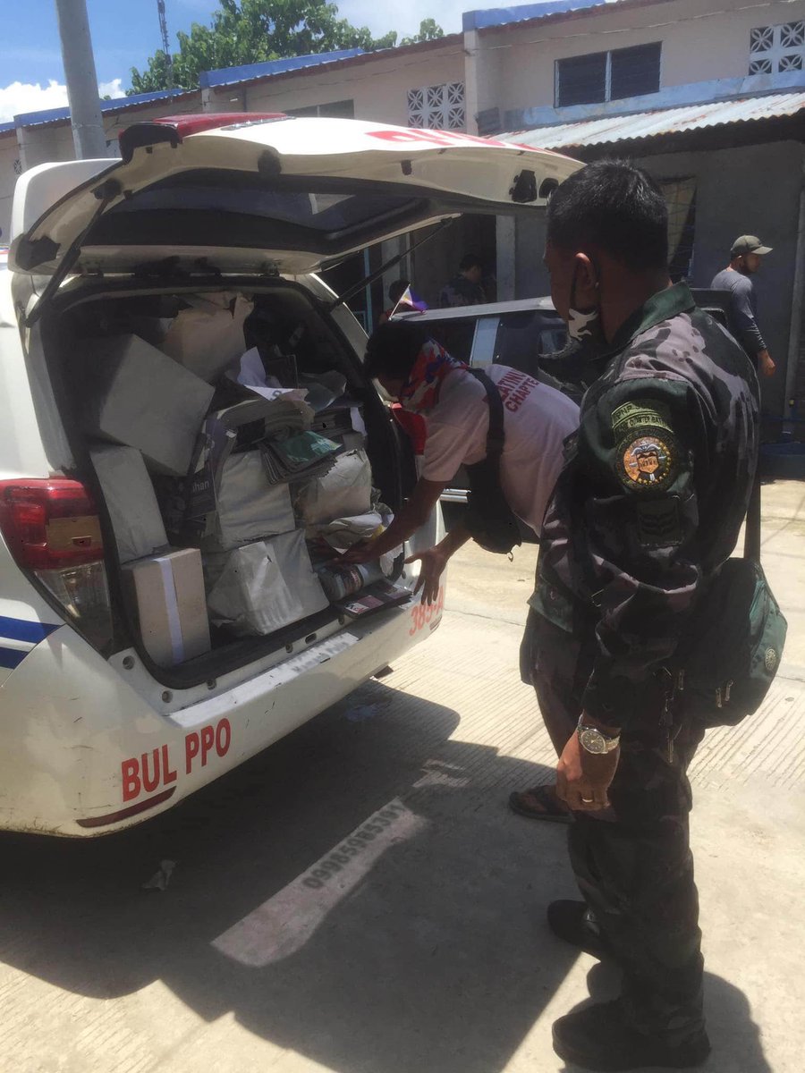 rapplerdotcom's tweet photo. BREAKING: PNP begins seizing newspapers a week after Anti-Terror Law takes effect. Photos from Pinoy Weekly | via @ramboreports https://t.co/hfgDfPHSc9