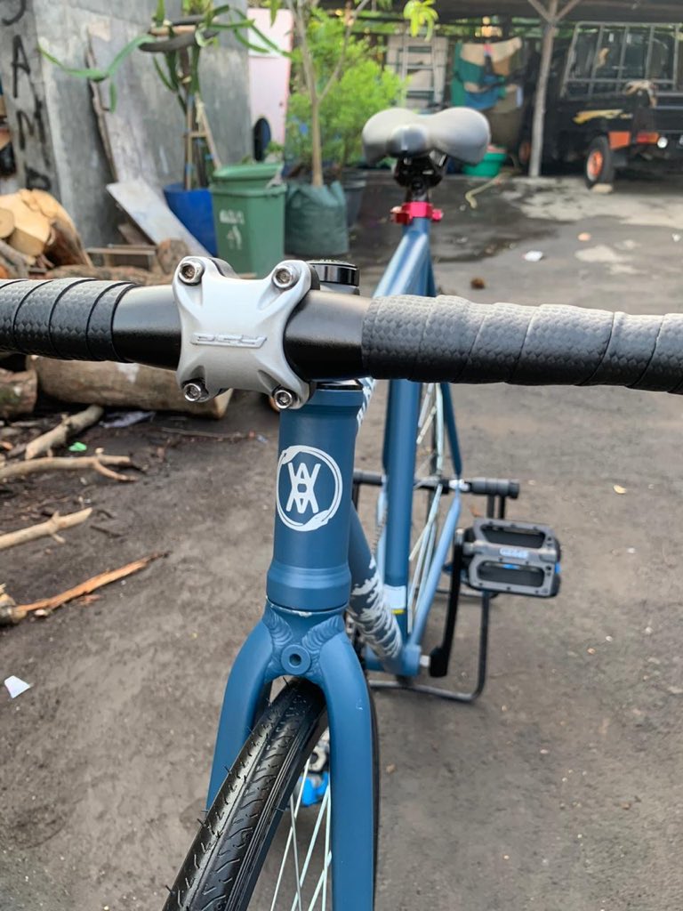duasatuu_'s tweet photo. DIJUAL!
Full Bike Fixed Gear
- Frame SATANTRAX by Alphalabcrew (size 52)+ Fork Aluminium by Alphalabcrew
- Stem: FSA
- Ban luar: Kenda
- Crank: Nexus
Lokasi: Cirebon
IDR 5.500.000
#fnfjb #jualsepeda #jualfixie #jualfixedgear https://t.co/vFHPuanfPp