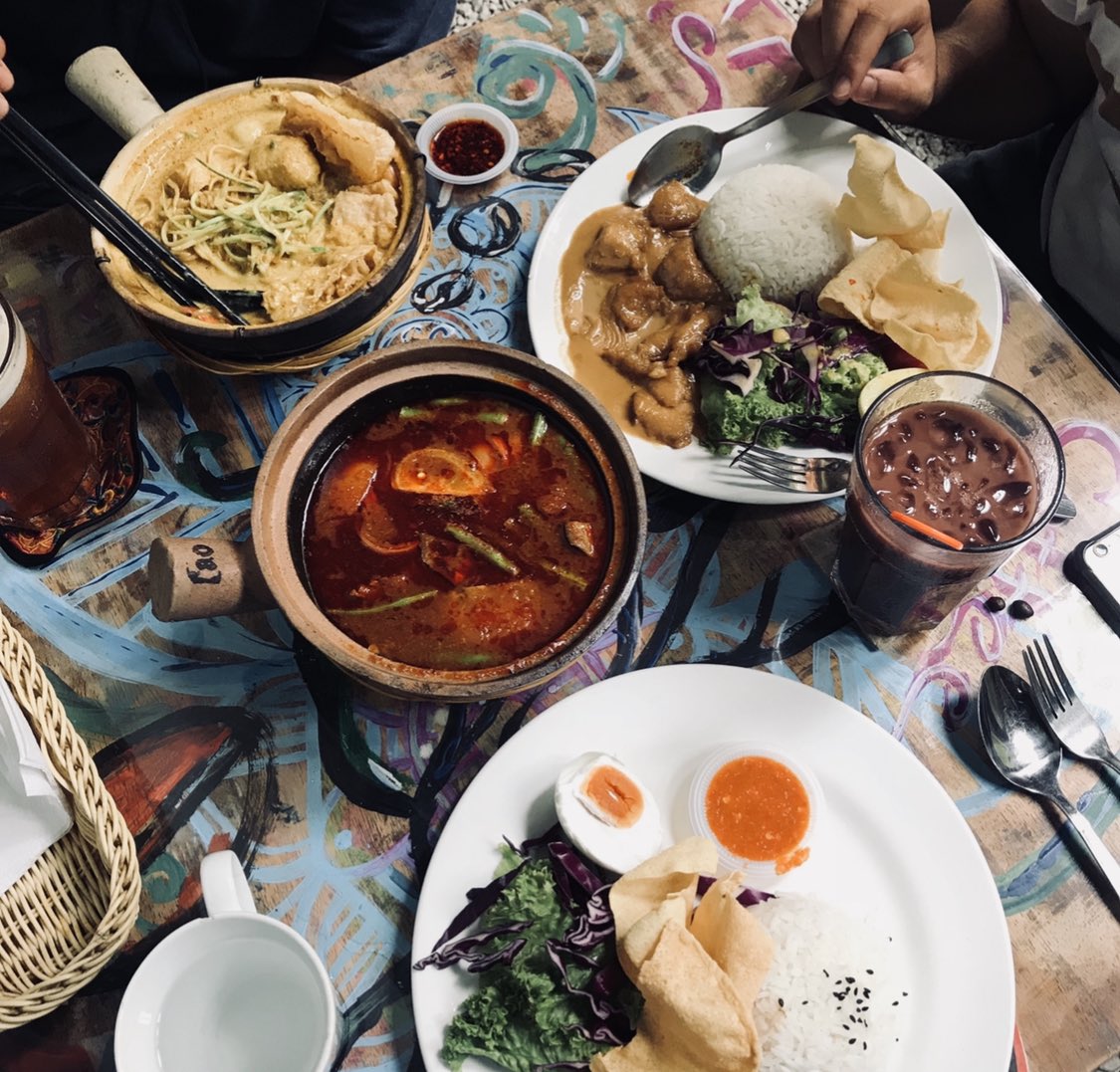 ainashmsddn's tweet photo. Thread Cafe Aesthetic di Melaka + explanations and honest feedback untuk Cafe cafe ni. 

1. Calanthe Art Cafe dekat Jonker Walk. Kalau nak makan heavy, memang sesuai sangat kat sini. Sila try yang dia letak kat menu dia “signature” sebab yang tu mesti rasa dia tak mengecewakan. https://t.co/KXpEJgyboP