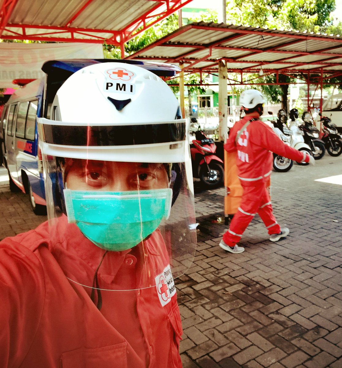 Kembali membantu temen2 yg sedang melakukan percepatan di gugus tugas, dlm evakuasi di jalan raya.
.
#diambukanberartitakpeduli
#siapuntukselamat 
#siapuntukselamat