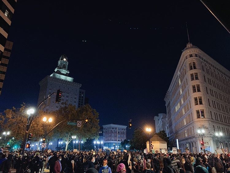 RTBayArea's tweet photo. Huge crowds out at Oscar Grant Plaza tonight in solidarity with #portlandprotests, for #blacklivesmatter and against #trumpsecretpolice!  #oaklandprotest #oaklandprotests https://t.co/uBUi4qDJFD