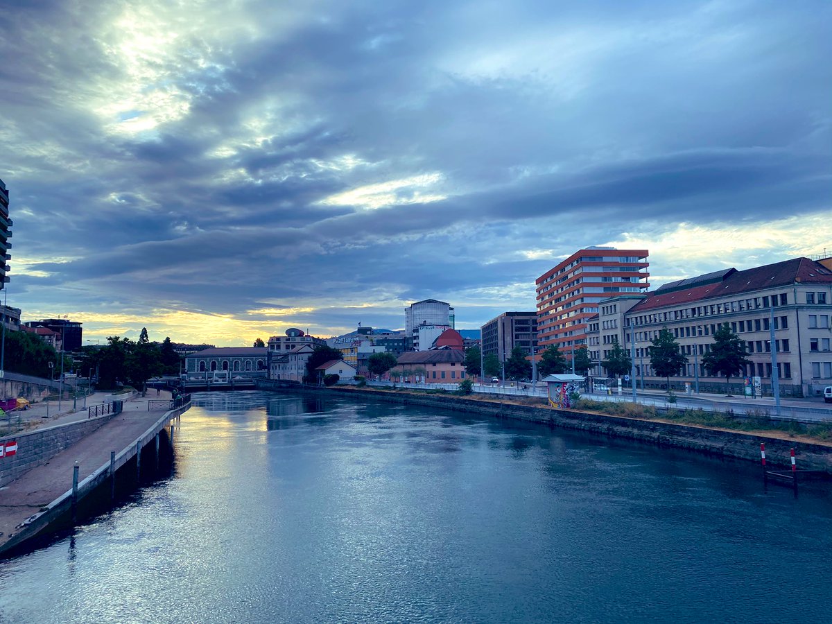 PinkTaxiRunner's tweet photo. Then I worked some magic and I was already here / happiness always has a touch of time #runGeneva https://t.co/xB4sB4nT5n