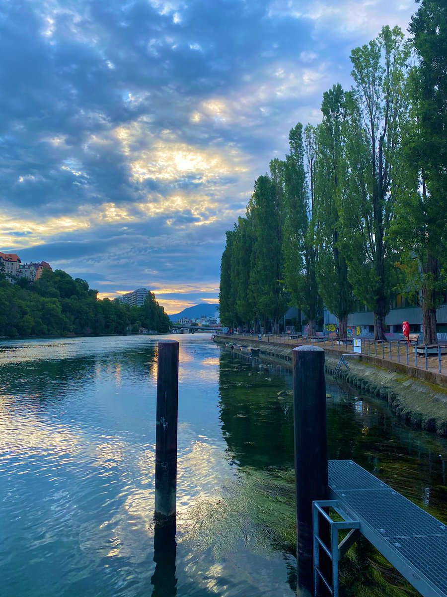 PinkTaxiRunner's tweet photo. Then I worked some magic and I was already here / happiness always has a touch of time #runGeneva https://t.co/xB4sB4nT5n