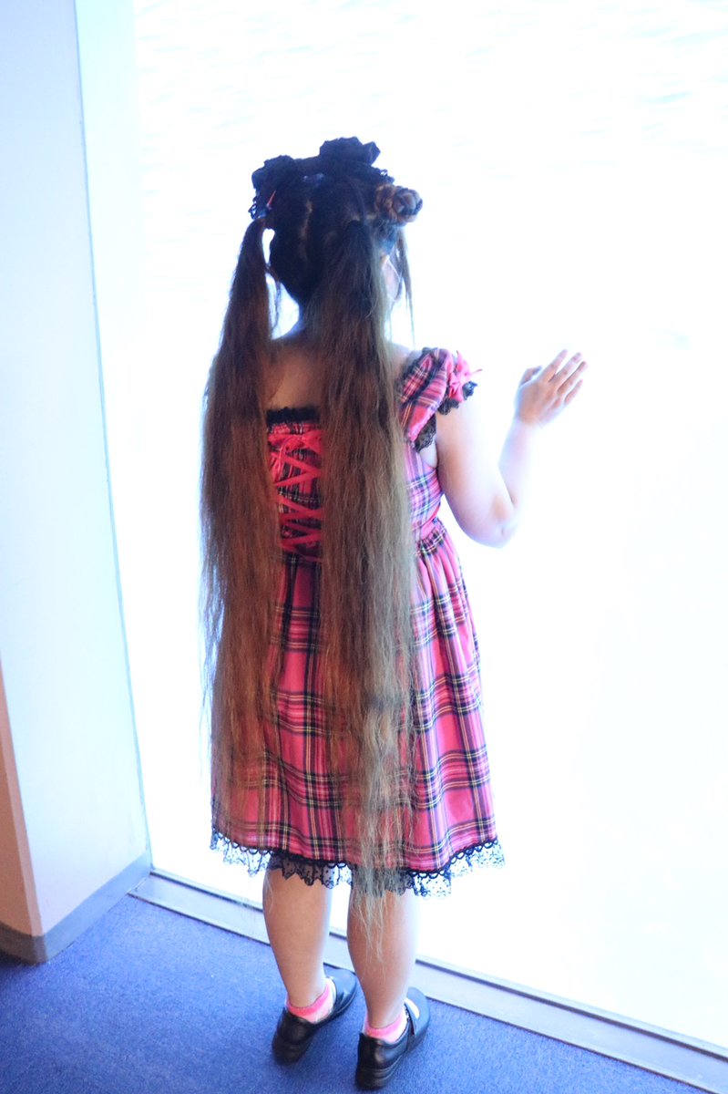 しー子 Twitter પર ロングヘアー好きな人へ ちなみに地毛です 超スーパーロングヘアー ロングヘアー ロングヘアー大好き しー子 地毛144センチ