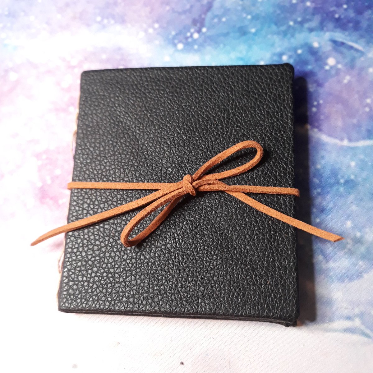 Pandeimonium's tweet photo. A cute little handmade notebook for a sweet friend.
Faux leather cover, hemp thread and leather tie.
About 4 inches x 3.5 inches in size!

#Handmade #Bookbinding #Bookmaking #PandeimoniumArts #DisabledArtist #SmallBusiness https://t.co/TSm53zRxbX