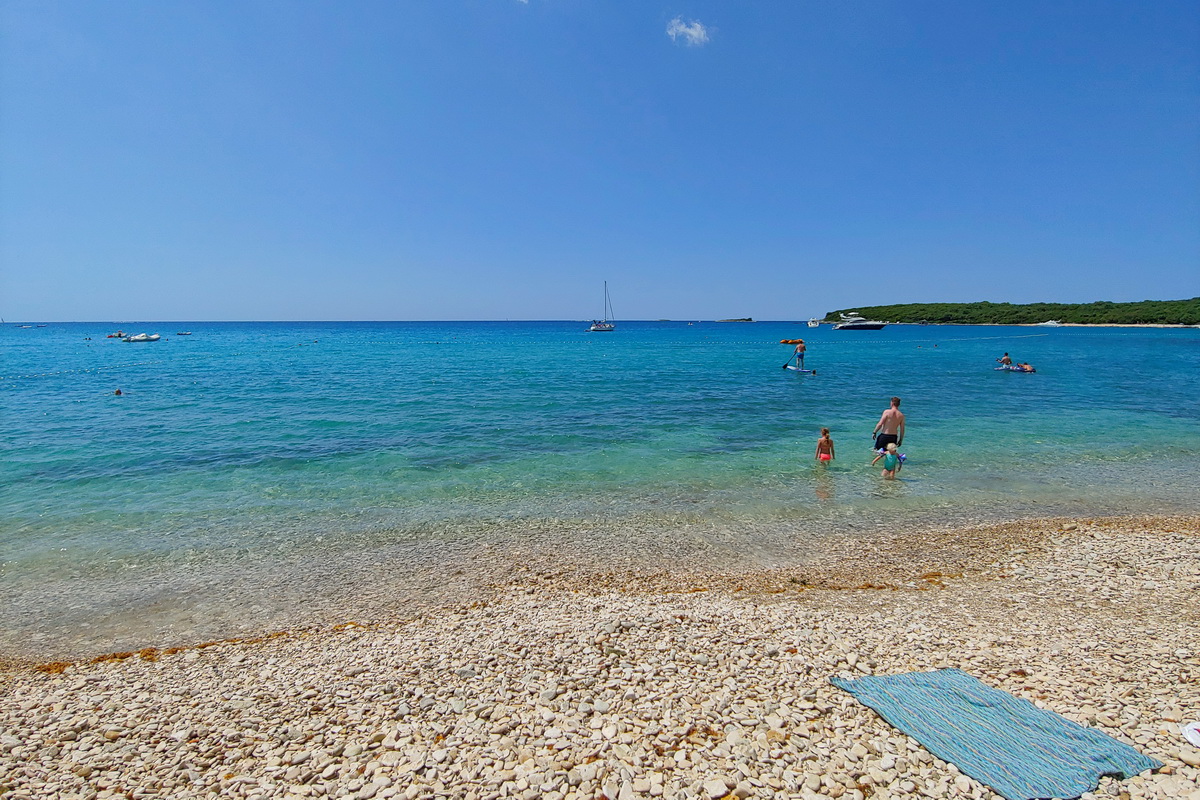 Avtokampi's tweet photo. V kampu Mon Perin v Balah ni težav s fizično distanco, saj imajo kar 4 km dolgo obalo 🏖️👍. Vrhunski kamp, ki nudi veliko senčnih parcel ter najem mobilnih hišic, za otroško zabavo pa še bazen v obliki dinozavra 🦕 https://t.co/1YK2aQBNC9 🔝

@VisitIstra #MonPerin https://t.co/XOtytAafUR