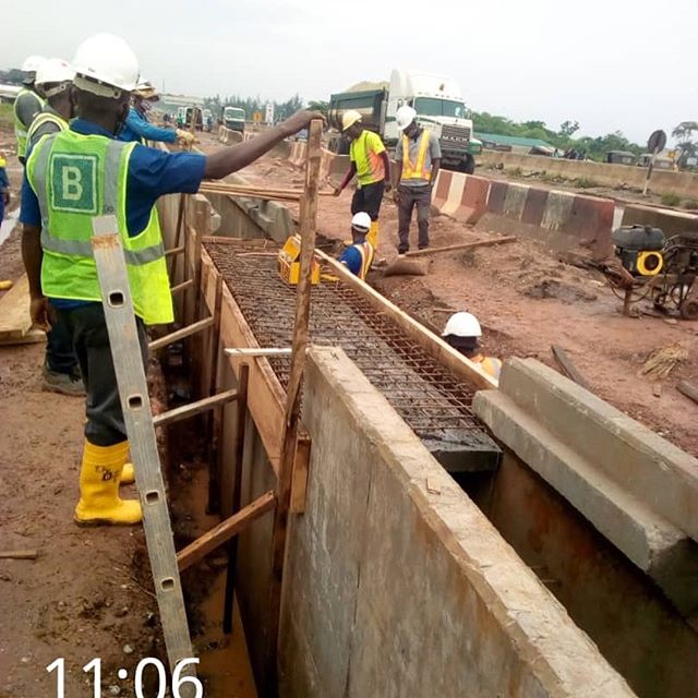 (6) DUALIZATION OF LAGOS-OTTA ROADContractor: Julius BergerContract Sum: N56.70bnCurrent Completion Level: 15.38%2020 SUKUK Payment: N4.557bnCarriageway ReconstructionKms Covered (2020): 10.50km
