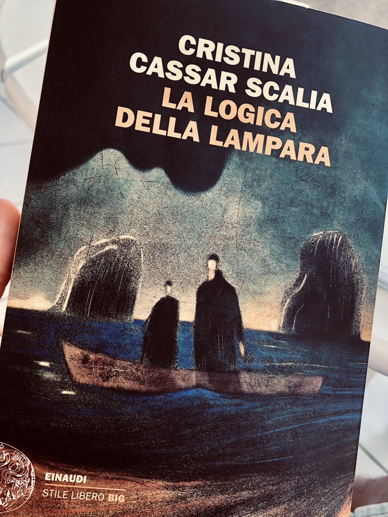 “La vecchia lampara s’era decisa a funzionare, e ora penzolava dal suo gancio illuminando un metro quadro di mare...” <a href="/CriCassar/">CristinaCassarScalia</a> <a href="/Einaudieditore/">Einaudi editore</a> #lalogicadellalampara #laletturacreaindipendenza
