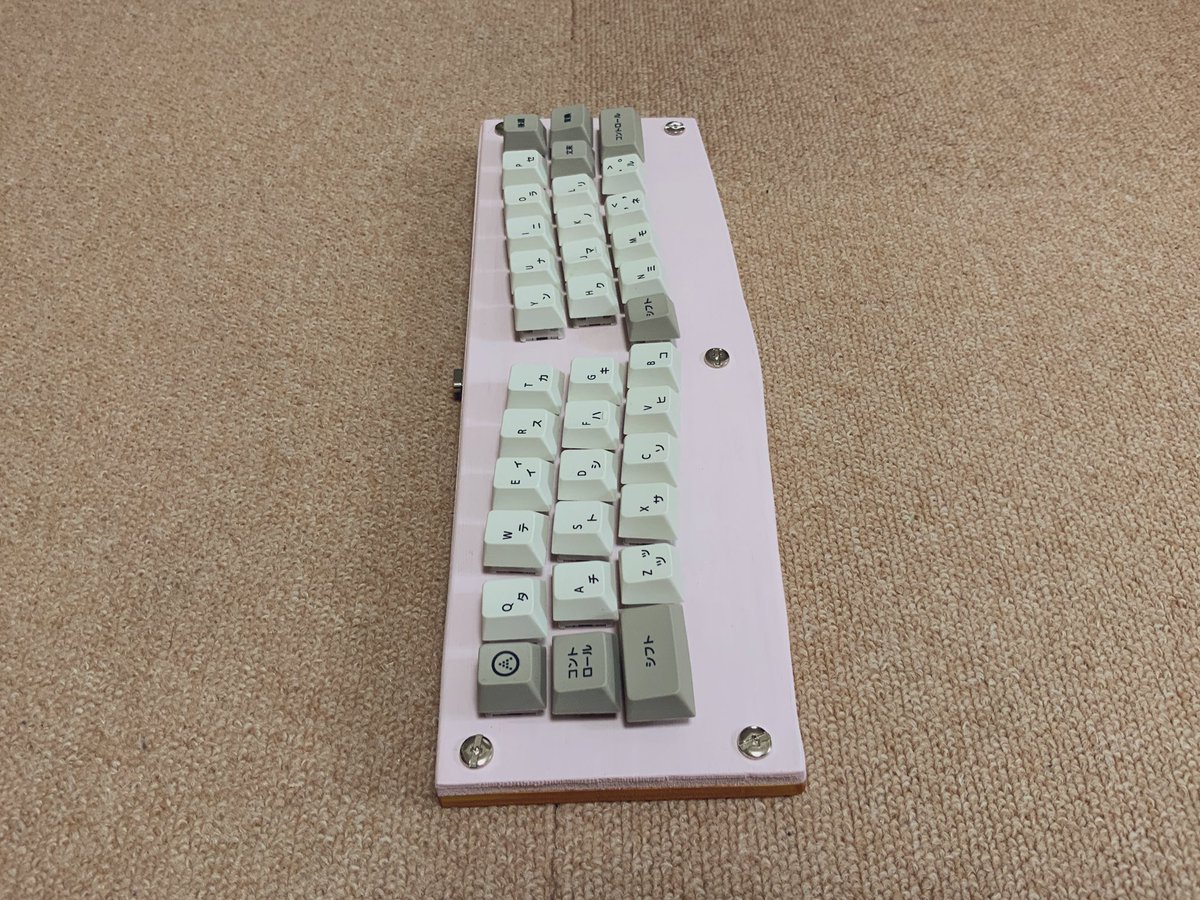 0002ozlet's tweet photo. 4日目です。以前、100均で購入した塗料２つを使ってケース上下を塗り分けました。２色だと、何となくケースの厚みがごまかせます、Alice配列の自作キーボードcool836Aが完成しました。SU120 のお陰で、短期間でも自作できました。
#自作キーボード #cool836A #SU120 #selfmadekeyboard https://t.co/cQVNNNdJQj