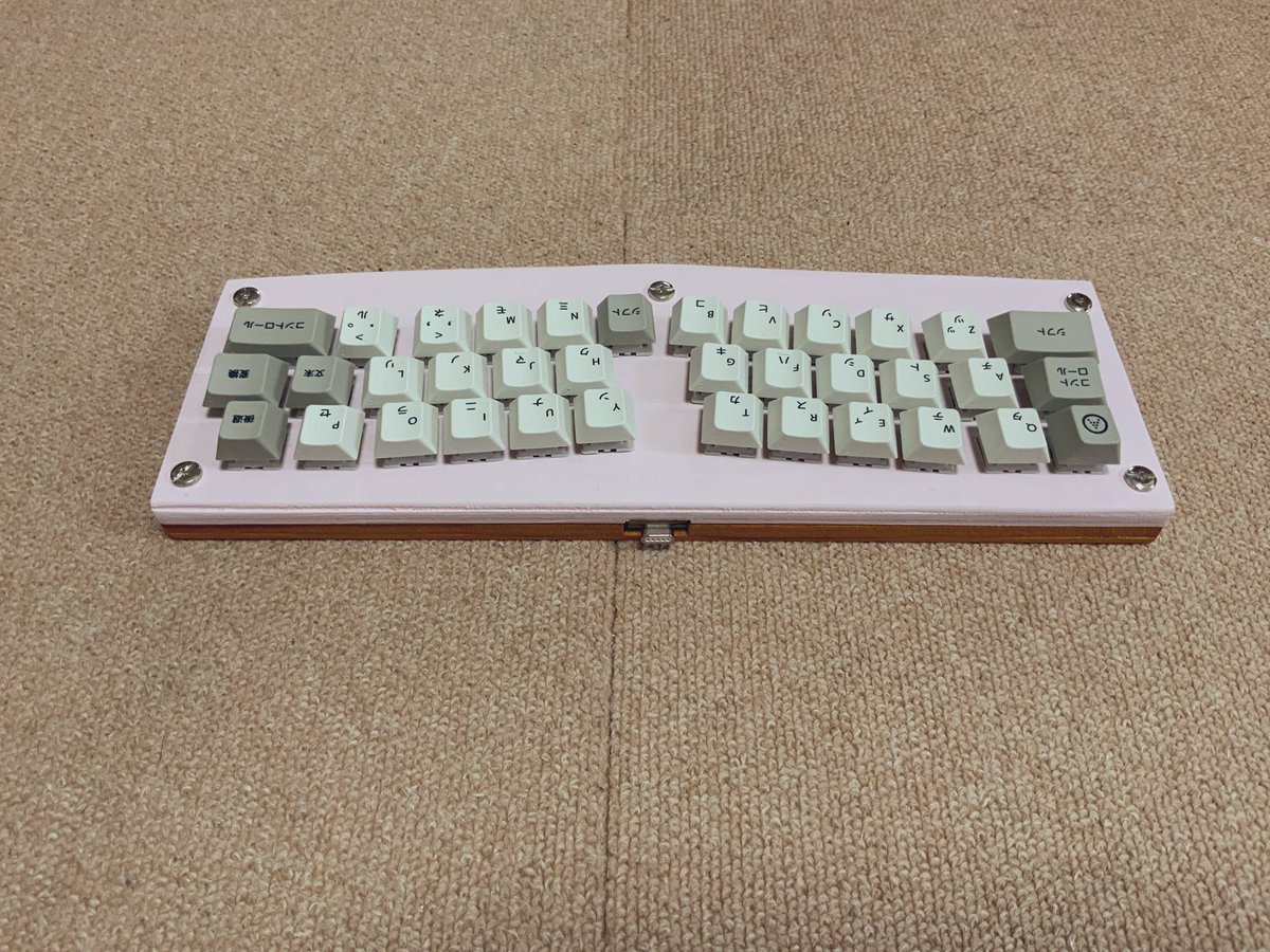 0002ozlet's tweet photo. 4日目です。以前、100均で購入した塗料２つを使ってケース上下を塗り分けました。２色だと、何となくケースの厚みがごまかせます、Alice配列の自作キーボードcool836Aが完成しました。SU120 のお陰で、短期間でも自作できました。
#自作キーボード #cool836A #SU120 #selfmadekeyboard https://t.co/cQVNNNdJQj
