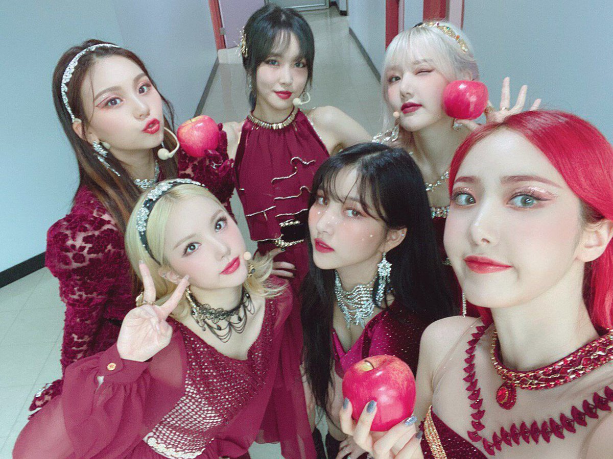 GFRDofficial's tweet photo. [📺 #여친Air]
오늘 #여자친구 #GFRIEND 
#Apple 막방 실화⁉️

아니라고 해주세요😭

마지막인 만큼, #SBS #인기가요 에서
#버디 에게 더 당당한 캣워크!를
보여줄게요💜💙 https://t.co/J0gdxiPDkh