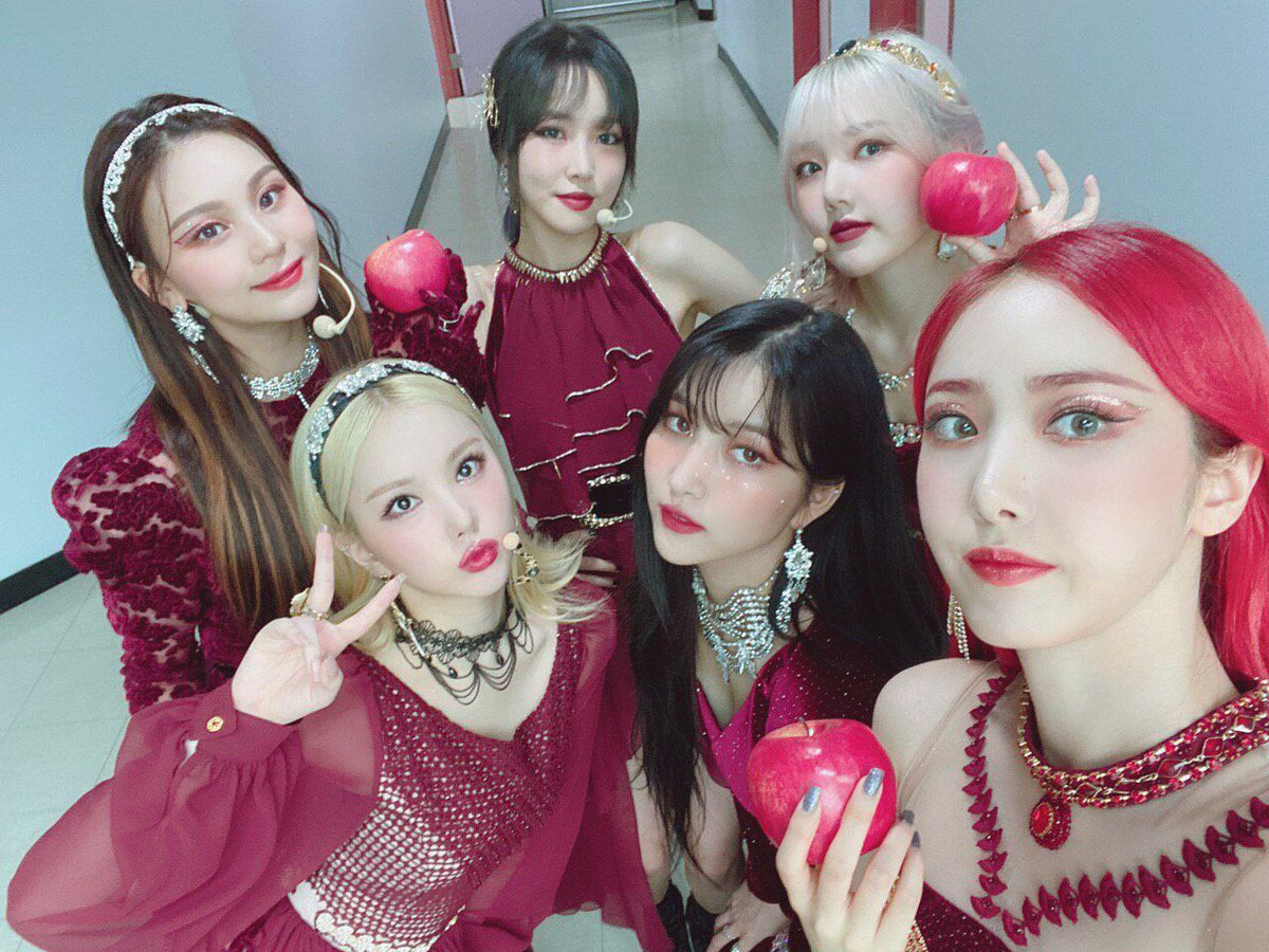 GFRDofficial's tweet photo. [📺 #여친Air]
오늘 #여자친구 #GFRIEND 
#Apple 막방 실화⁉️

아니라고 해주세요😭

마지막인 만큼, #SBS #인기가요 에서
#버디 에게 더 당당한 캣워크!를
보여줄게요💜💙 https://t.co/J0gdxiPDkh