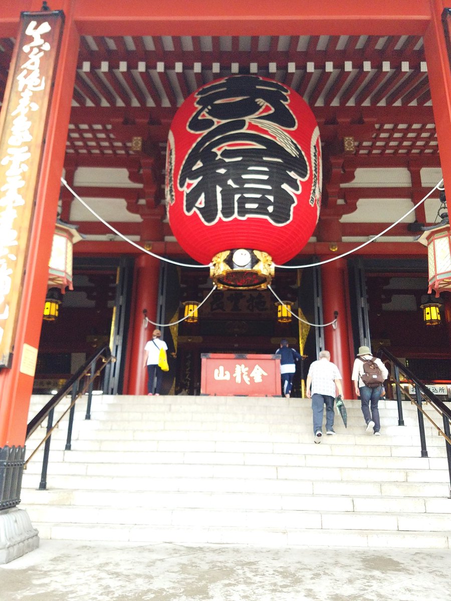kj200001's tweet photo. 遊ぶときは遊ぶ👊
１日歩きつかれたけど楽しかった笑笑
浅草寺ちょうちんのしたにある龍をさわるといいことあるみたい💥
本当かね🍀
#浅草 #浅草寺 #ちょうちん #雷門 https://t.co/X9A5QnAQXn