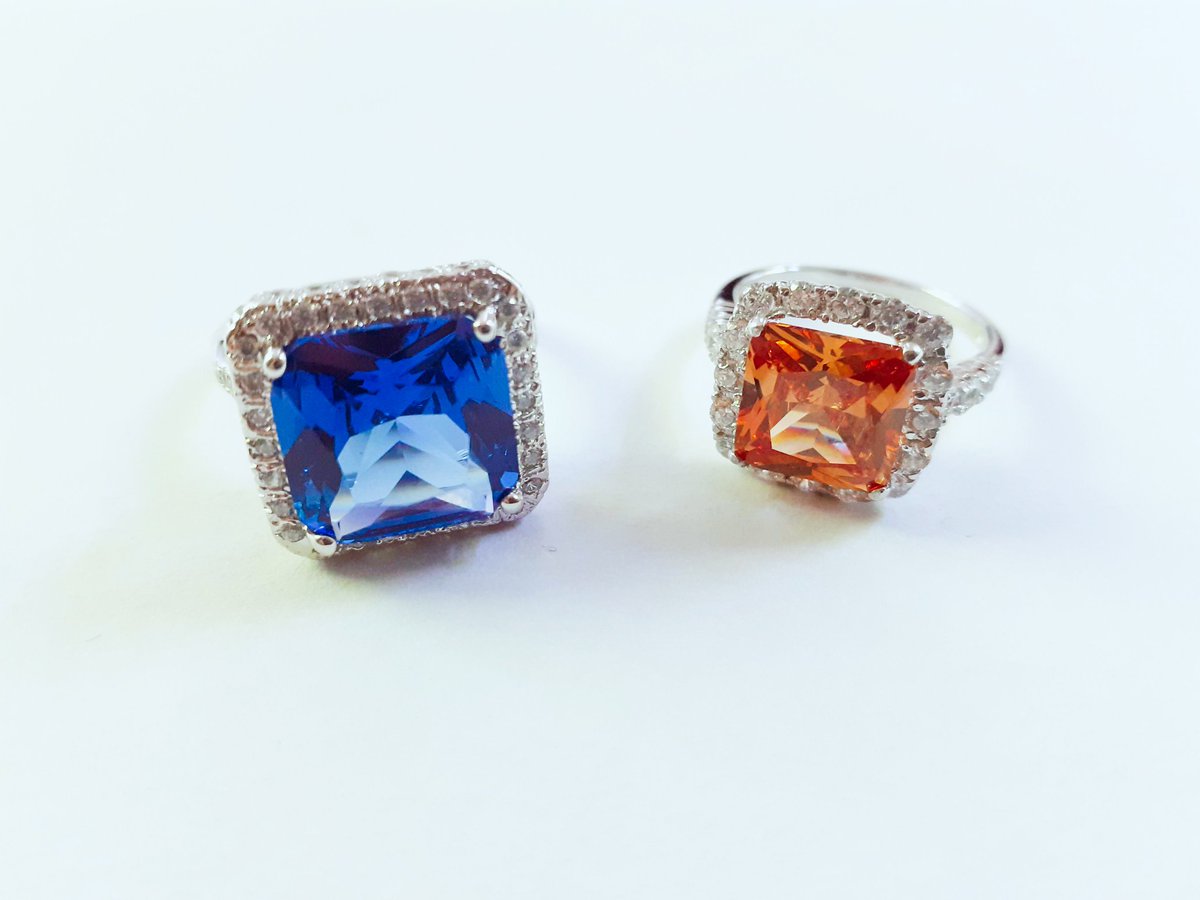 sparklydolls's tweet image. #squaredstonerings #colouredstonerings #ringsilver 🌟🎁💍💙🧡💫 SparklyDolls.com 

#halorings #giftideas