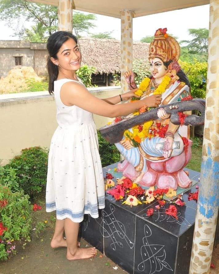 rashmika_addict's tweet photo. Aparna Devi And Saraswathi Devi..!! 🙈❤
#InspiringLilly ❤🏏 #1YearForDearComrade 🎉 @iamRashmika 😍😍 #RashmikaMandanna https://t.co/35LovqEt0S