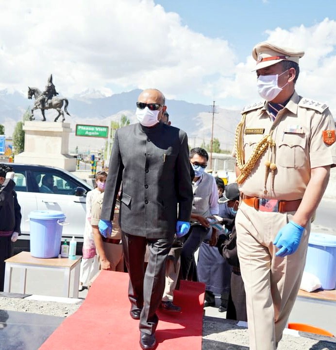 lg_ladakh's tweet photo. #21YearsOfKargilVijay

LG @R_K_Mathur during a wreath-laying ceremony at the War Memorial Stupa Leh,honored the #KargilWarHeroes &amp; #WidowsoftheMartyrs,remembering their sacrifice

Also,stated that the selfless service of the people of Ladakh during the war will not be forgotten. https://t.co/oNLNREzsWK