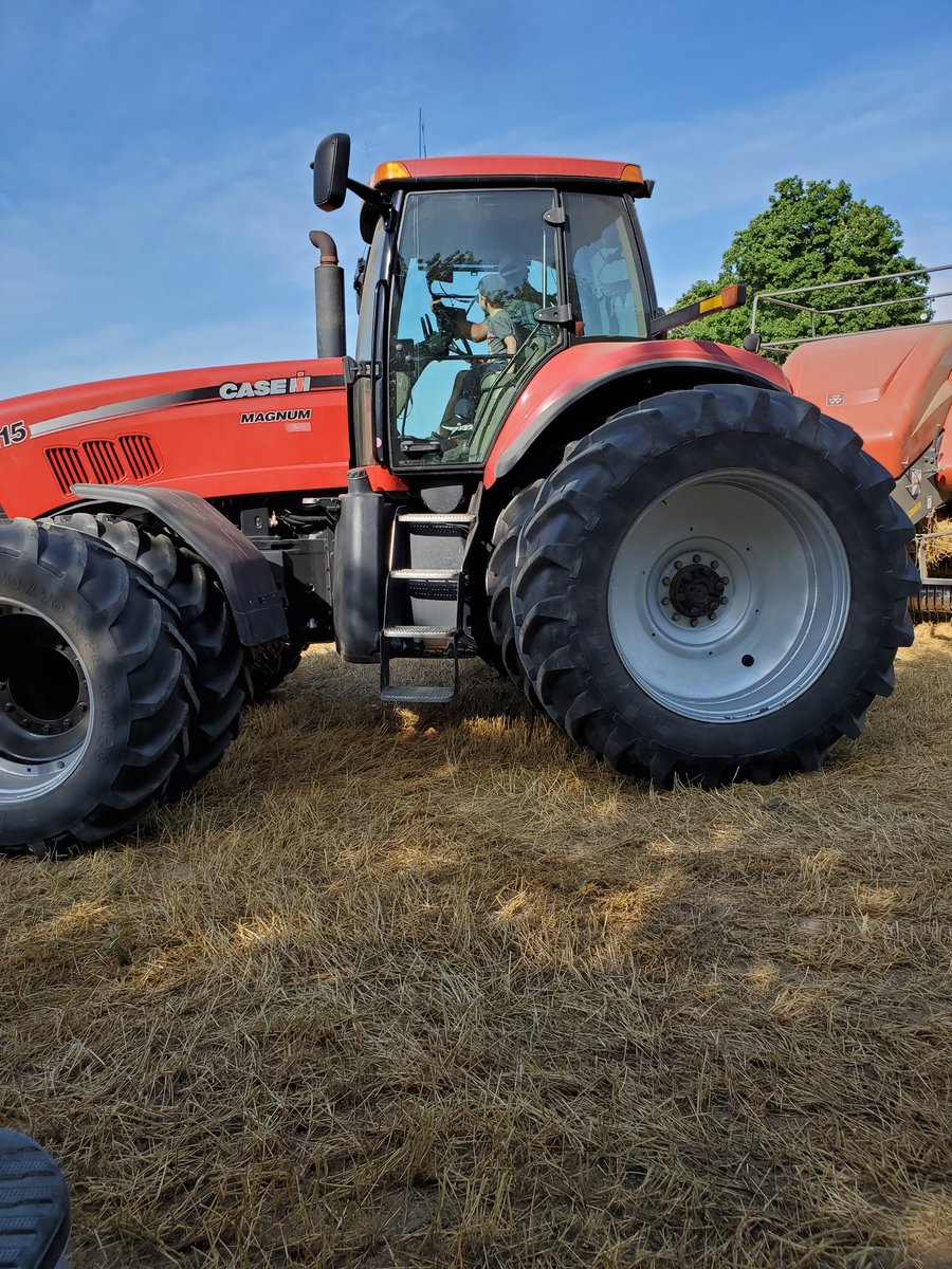 j9mariet's tweet photo. Baling straw with dad #farmersintraing #futurefarmers @Case_IH @MasseyFurgeson #westernstar #giffenfarms #pearsonfarms @mikepearson89 https://t.co/dcF3yXuHxB